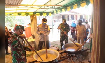 TNI-Polri Dirikan Dapur Umum di Desa Kuala Raya Kec. Singkep Barat Kab.Lingga