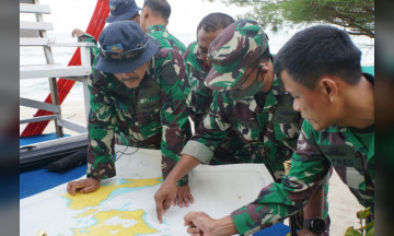 DANGUSPURLA KOARMADA I TINJAU LOKASI LATIHAN TEMPUR TNI AL DI DABOSINGKEP