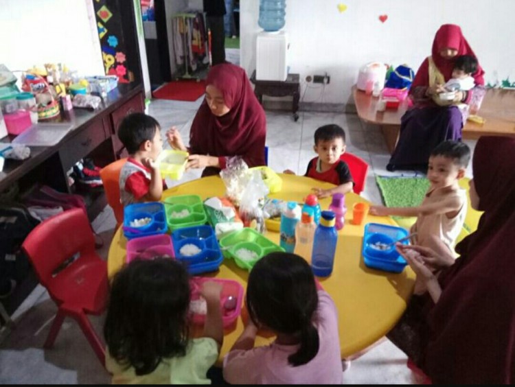 Day Care Al-Hadi Tempat Penitipan Anak Menjaga Tumbuh Kembang Buah Hati.