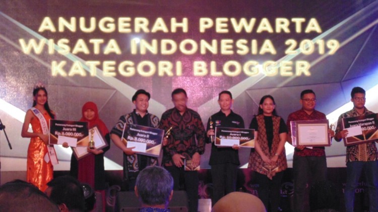 Penghargaan Kategori Blogger di Anugerah Pewarta Wisata Indonesia