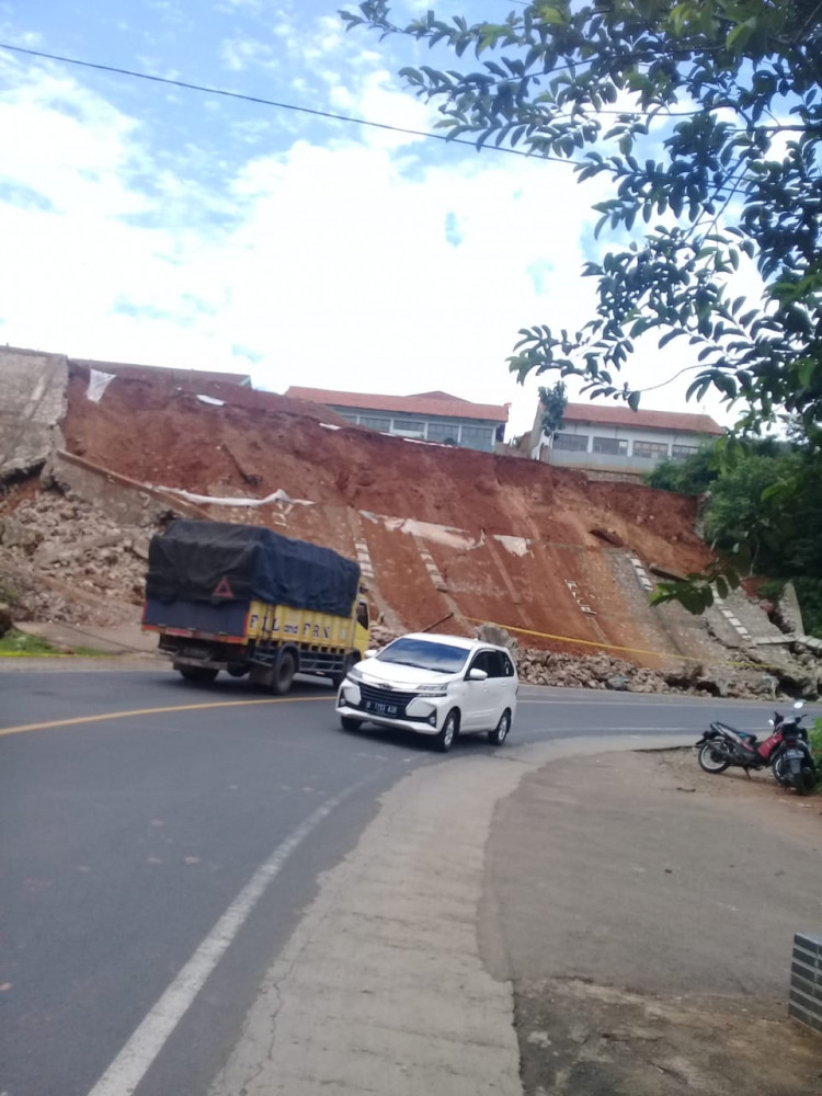 [Update] – Tembok Penahan Tebing Roboh Pascagempa M 4,9 Garut