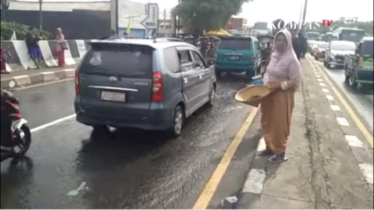 Korban Banjir Terpaksa Meminta Di Jalanan